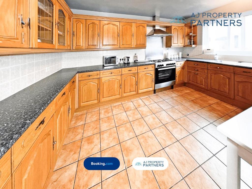 Premium Deal L Hill View Home L Last-Minute Offer L Cheltenham L Aj Properties L Perfect For Short Or Long Stays L 4Beds 4Bedrooms Luaran gambar