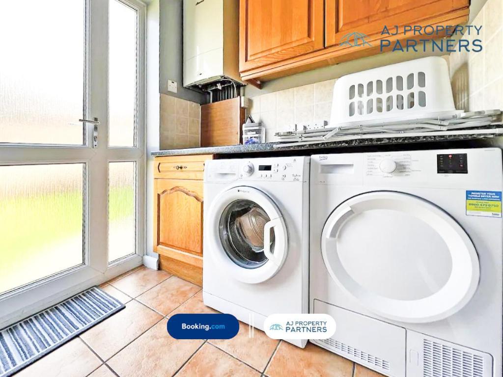 Premium Deal L Hill View Home L Last-Minute Offer L Cheltenham L Aj Properties L Perfect For Short Or Long Stays L 4Beds 4Bedrooms Luaran gambar
